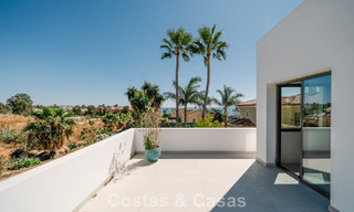 Villa nueva lista para entrar a vivir, con arquitectura contemporánea, en venta a un paso de la playa en Estepona 786271 