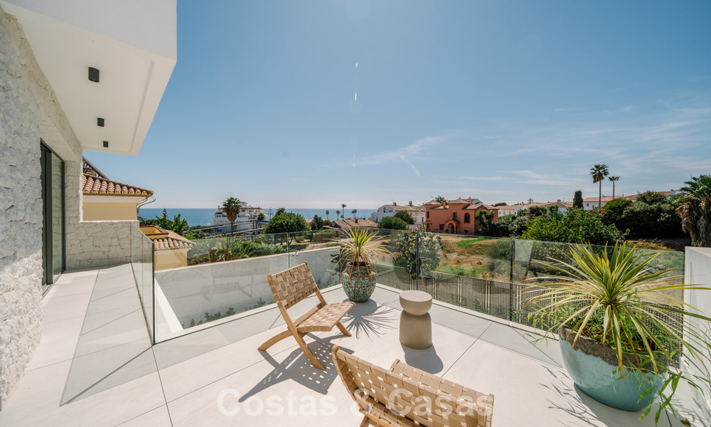 Villa nueva lista para entrar a vivir, con arquitectura contemporánea, en venta a un paso de la playa en Estepona 786272