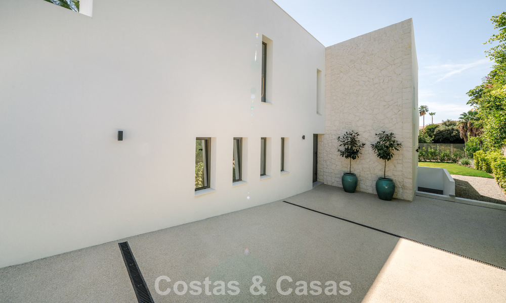 Villa nueva lista para entrar a vivir, con arquitectura contemporánea, en venta a un paso de la playa en Estepona 786273