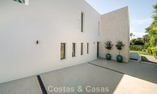 Villa nueva lista para entrar a vivir, con arquitectura contemporánea, en venta a un paso de la playa en Estepona 786273 