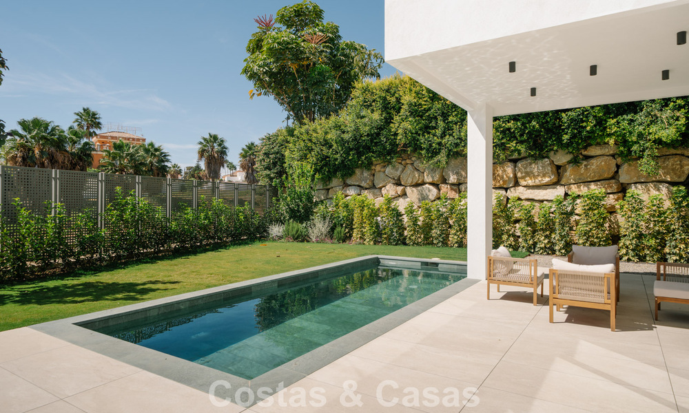Villa nueva lista para entrar a vivir, con arquitectura contemporánea, en venta a un paso de la playa en Estepona 786274