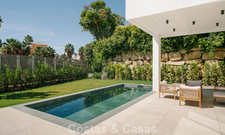 Villa nueva lista para entrar a vivir, con arquitectura contemporánea, en venta a un paso de la playa en Estepona 786274 