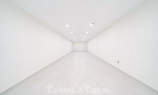 Villa nueva lista para entrar a vivir, con arquitectura contemporánea, en venta a un paso de la playa en Estepona 786275 