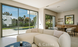 Villa nueva lista para entrar a vivir, con arquitectura contemporánea, en venta a un paso de la playa en Estepona 786276 