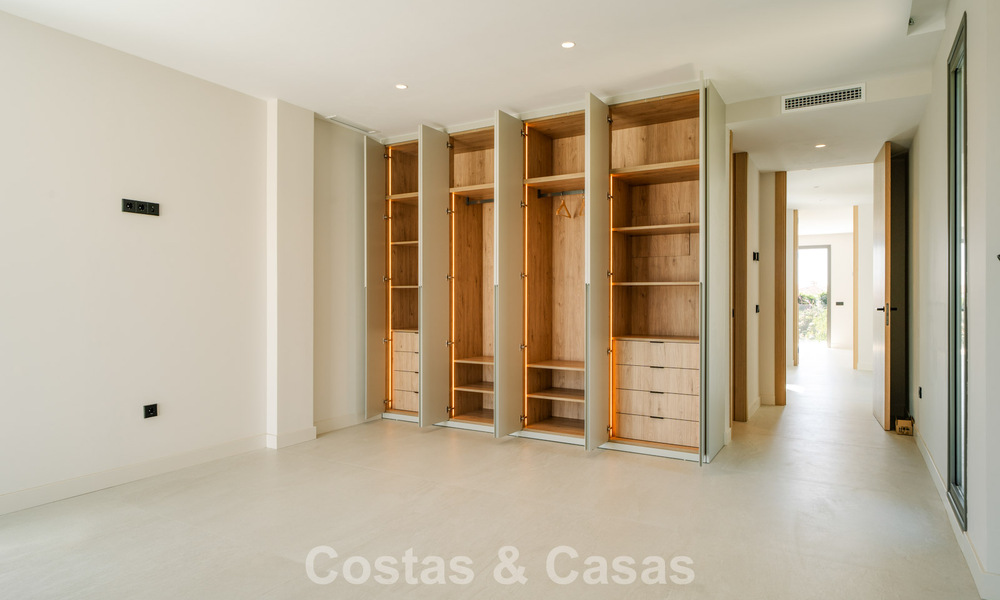 Villa nueva lista para entrar a vivir, con arquitectura contemporánea, en venta a un paso de la playa en Estepona 786277