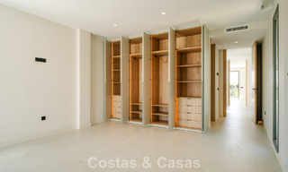 Villa nueva lista para entrar a vivir, con arquitectura contemporánea, en venta a un paso de la playa en Estepona 786277 