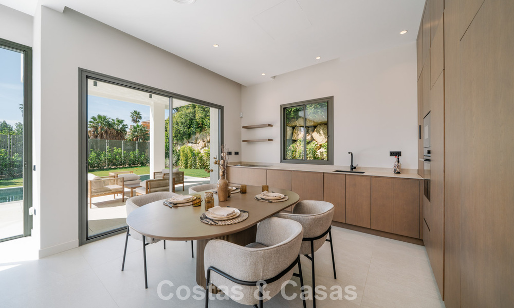 Villa nueva lista para entrar a vivir, con arquitectura contemporánea, en venta a un paso de la playa en Estepona 786278