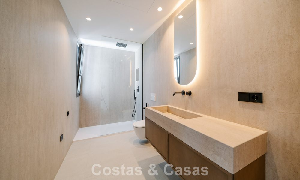 Villa nueva lista para entrar a vivir, con arquitectura contemporánea, en venta a un paso de la playa en Estepona 786279