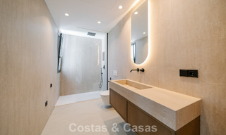 Villa nueva lista para entrar a vivir, con arquitectura contemporánea, en venta a un paso de la playa en Estepona 786279 