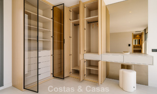 Villa nueva lista para entrar a vivir, con arquitectura contemporánea, en venta a un paso de la playa en Estepona 786281 