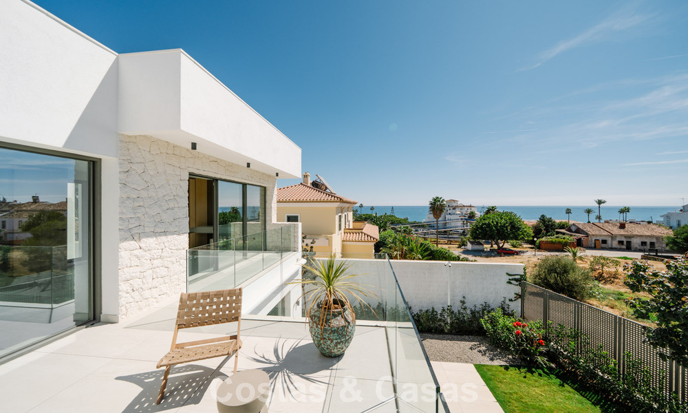 Villa nueva lista para entrar a vivir, con arquitectura contemporánea, en venta a un paso de la playa en Estepona 786282