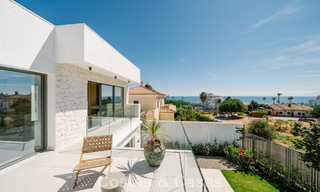 Villa nueva lista para entrar a vivir, con arquitectura contemporánea, en venta a un paso de la playa en Estepona 786282 