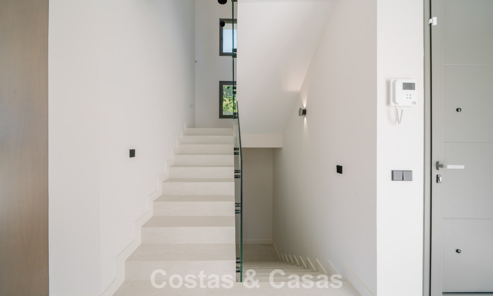 Villa nueva lista para entrar a vivir, con arquitectura contemporánea, en venta a un paso de la playa en Estepona 786283