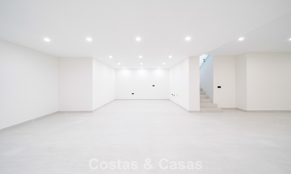 Villa nueva lista para entrar a vivir, con arquitectura contemporánea, en venta a un paso de la playa en Estepona 786284