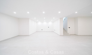 Villa nueva lista para entrar a vivir, con arquitectura contemporánea, en venta a un paso de la playa en Estepona 786284 