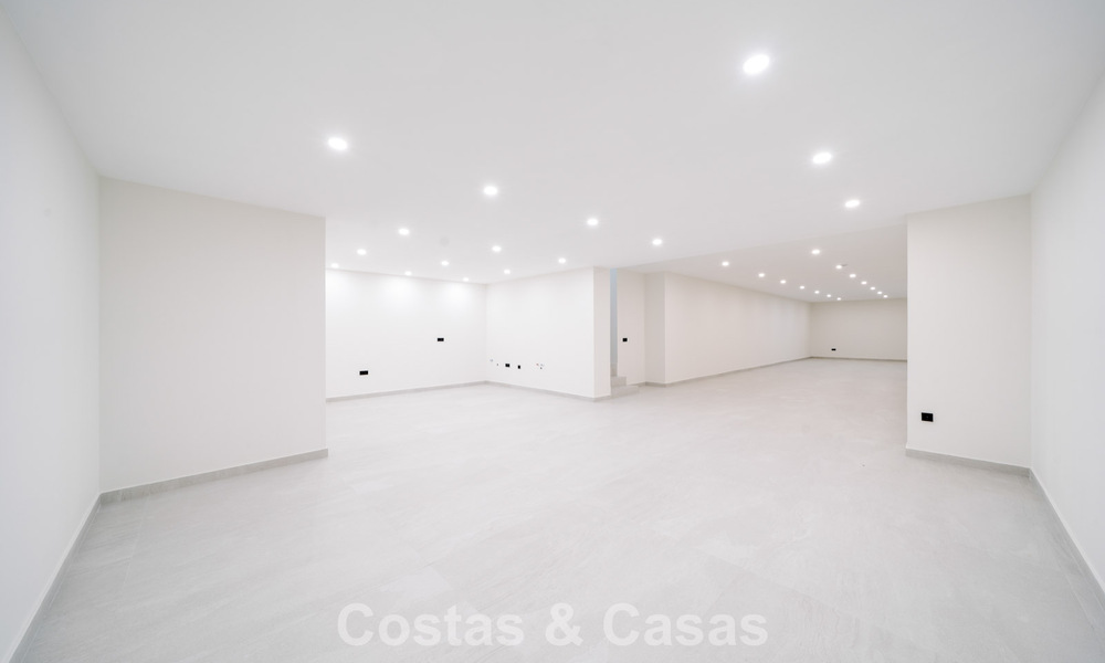 Villa nueva lista para entrar a vivir, con arquitectura contemporánea, en venta a un paso de la playa en Estepona 786285