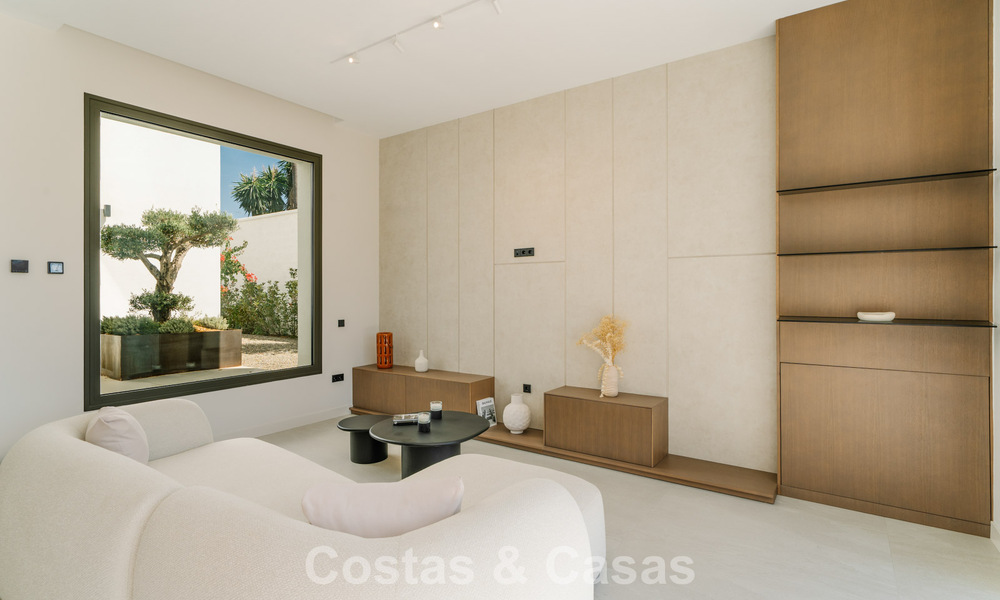Villa nueva lista para entrar a vivir, con arquitectura contemporánea, en venta a un paso de la playa en Estepona 786286