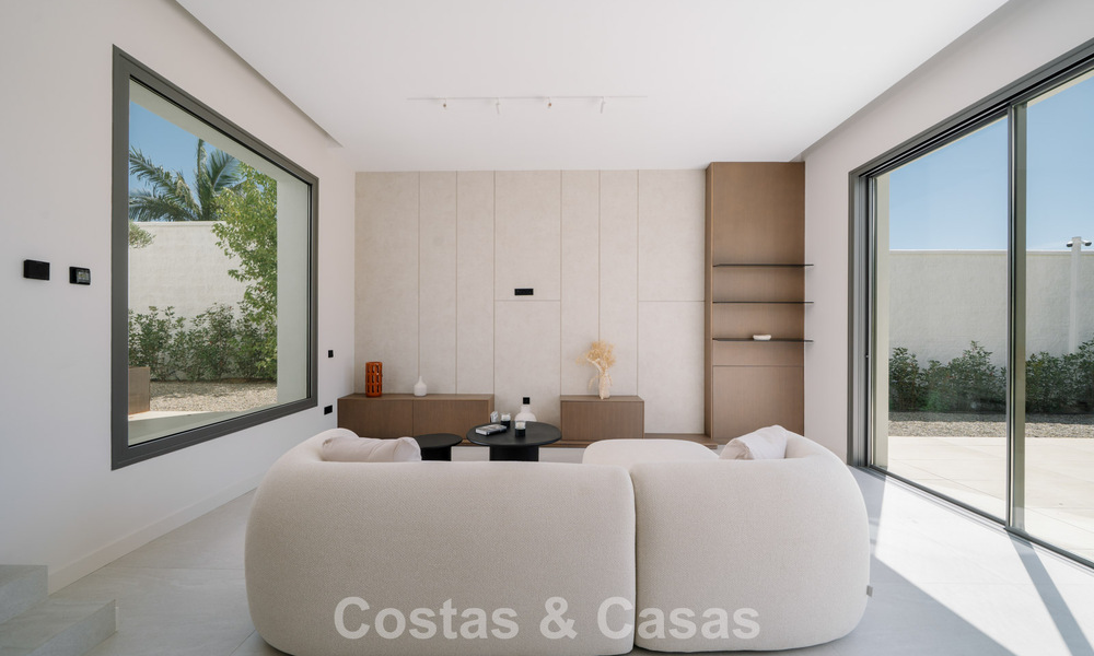 Villa nueva lista para entrar a vivir, con arquitectura contemporánea, en venta a un paso de la playa en Estepona 786288