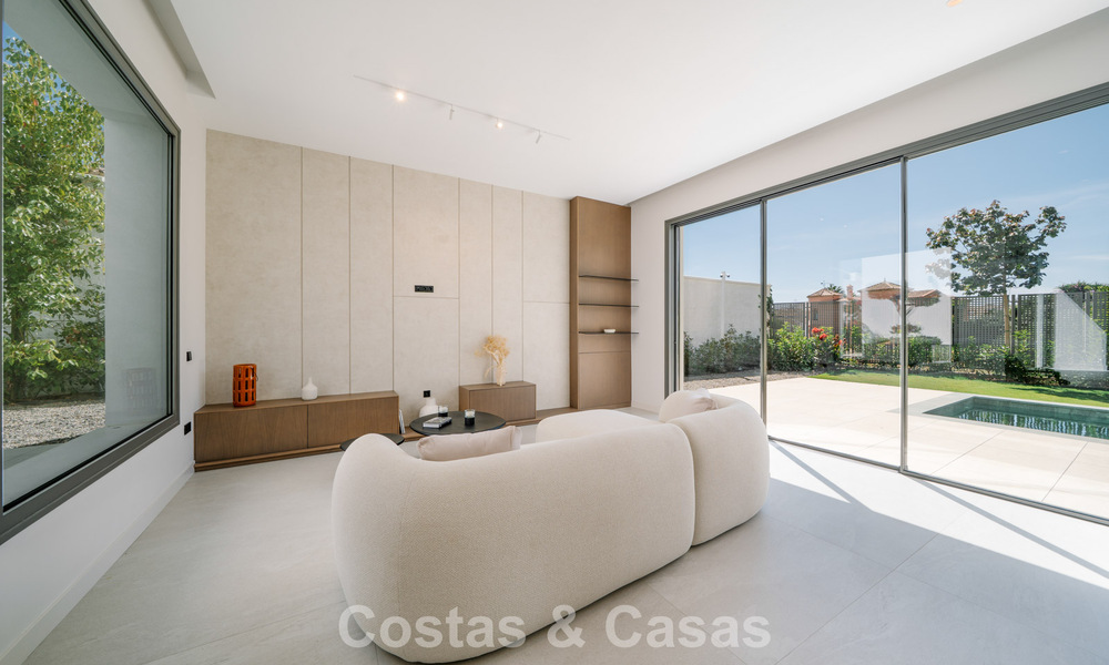 Villa nueva lista para entrar a vivir, con arquitectura contemporánea, en venta a un paso de la playa en Estepona 786289
