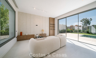 Villa nueva lista para entrar a vivir, con arquitectura contemporánea, en venta a un paso de la playa en Estepona 786289 