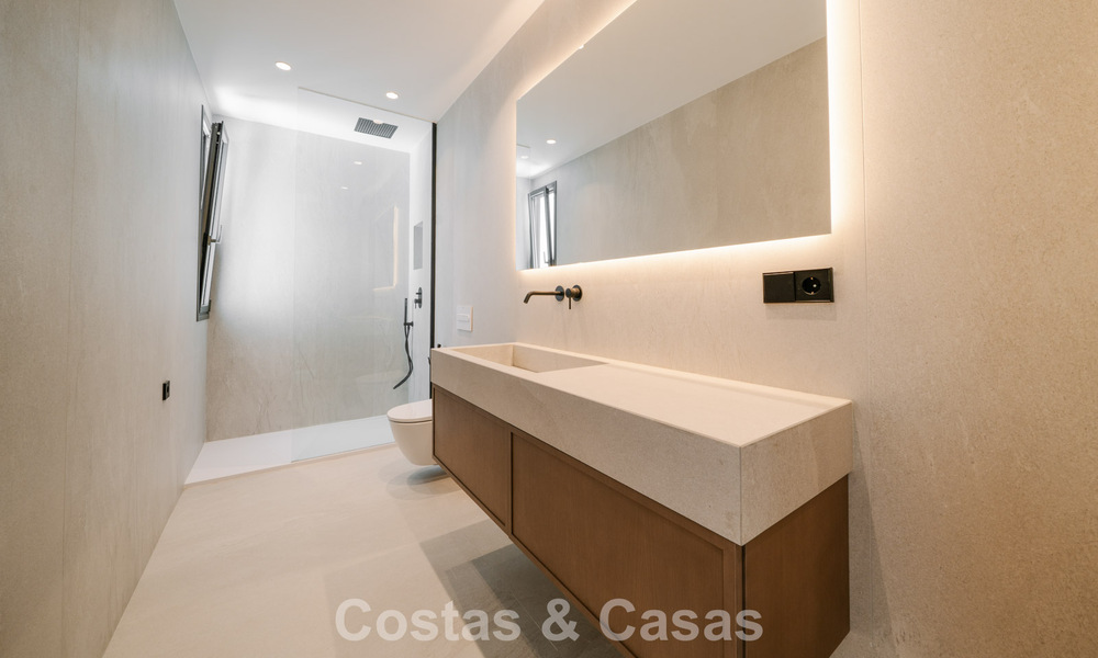 Villa nueva lista para entrar a vivir, con arquitectura contemporánea, en venta a un paso de la playa en Estepona 786290