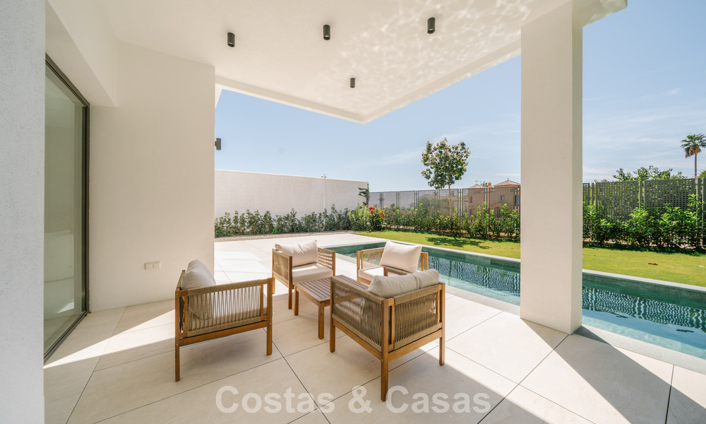 Villa nueva lista para entrar a vivir, con arquitectura contemporánea, en venta a un paso de la playa en Estepona 786291