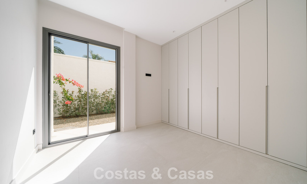 Villa nueva lista para entrar a vivir, con arquitectura contemporánea, en venta a un paso de la playa en Estepona 786292