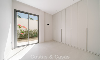 Villa nueva lista para entrar a vivir, con arquitectura contemporánea, en venta a un paso de la playa en Estepona 786292 