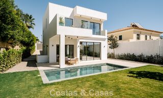 Villa nueva lista para entrar a vivir, con arquitectura contemporánea, en venta a un paso de la playa en Estepona 786293 