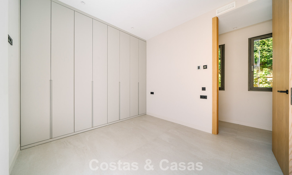 Villa nueva lista para entrar a vivir, con arquitectura contemporánea, en venta a un paso de la playa en Estepona 786294