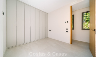 Villa nueva lista para entrar a vivir, con arquitectura contemporánea, en venta a un paso de la playa en Estepona 786294 