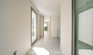 Villa nueva lista para entrar a vivir, con arquitectura contemporánea, en venta a un paso de la playa en Estepona 786295 