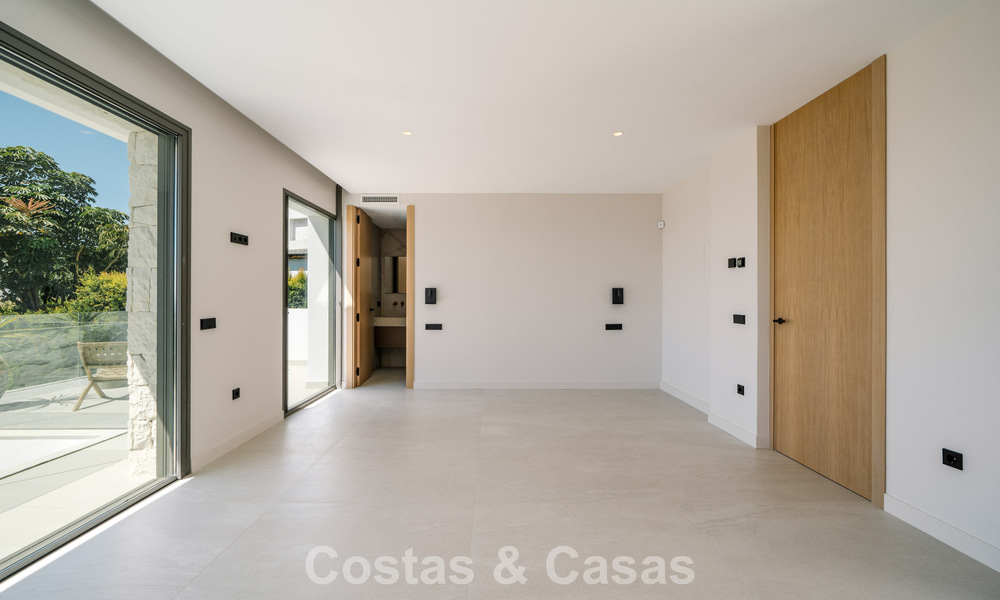 Villa nueva lista para entrar a vivir, con arquitectura contemporánea, en venta a un paso de la playa en Estepona 786296