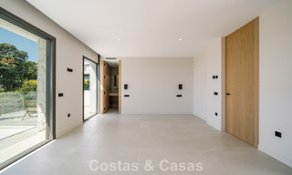 Villa nueva lista para entrar a vivir, con arquitectura contemporánea, en venta a un paso de la playa en Estepona 786296 