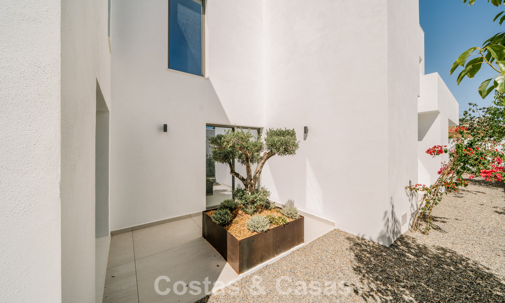 Villa nueva lista para entrar a vivir, con arquitectura contemporánea, en venta a un paso de la playa en Estepona 786297