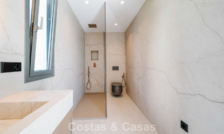 Villa nueva lista para entrar a vivir, con arquitectura contemporánea, en venta a un paso de la playa en Estepona 786298 