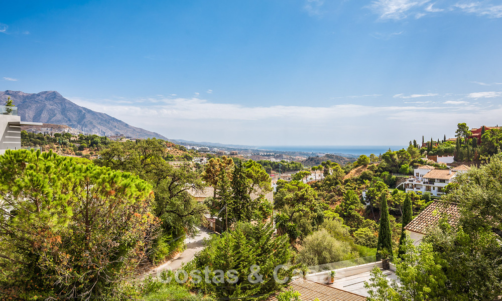 Espaciosa villa con vistas al mar y alojamiento de invitados independiente en venta en El Madroñal en Benahavís, Marbella 786417