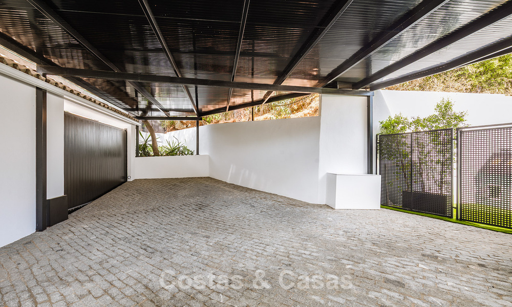 Espaciosa villa con vistas al mar y alojamiento de invitados independiente en venta en El Madroñal en Benahavís, Marbella 786420