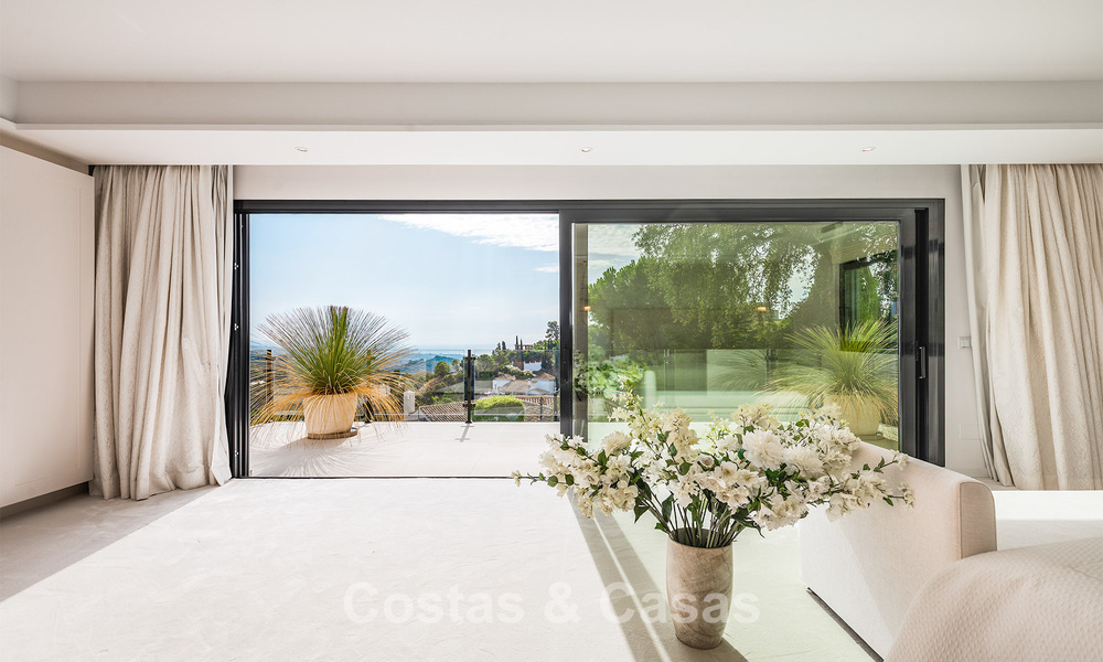 Espaciosa villa con vistas al mar y alojamiento de invitados independiente en venta en El Madroñal en Benahavís, Marbella 786425