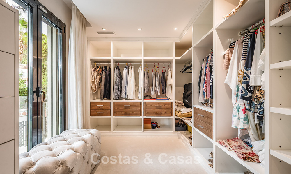 Espaciosa villa con vistas al mar y alojamiento de invitados independiente en venta en El Madroñal en Benahavís, Marbella 786431