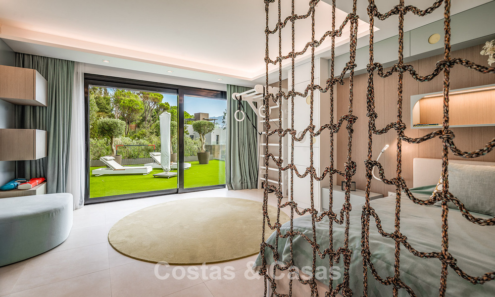 Espaciosa villa con vistas al mar y alojamiento de invitados independiente en venta en El Madroñal en Benahavís, Marbella 786435