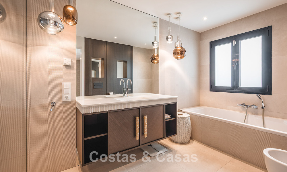 Espaciosa villa con vistas al mar y alojamiento de invitados independiente en venta en El Madroñal en Benahavís, Marbella 786439