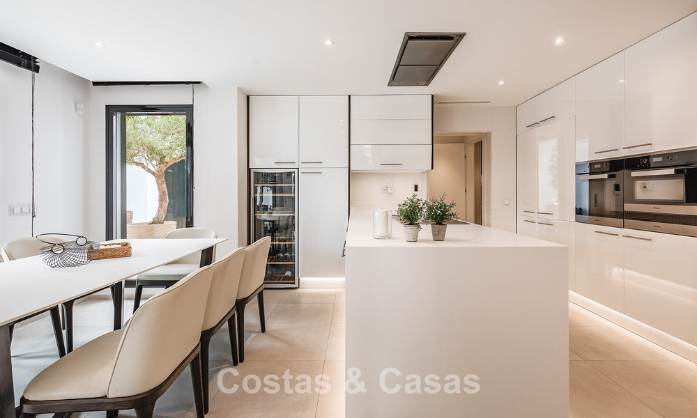 Espaciosa villa con vistas al mar y alojamiento de invitados independiente en venta en El Madroñal en Benahavís, Marbella 786441