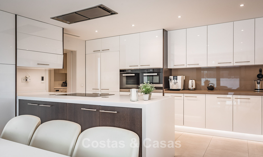 Espaciosa villa con vistas al mar y alojamiento de invitados independiente en venta en El Madroñal en Benahavís, Marbella 786443