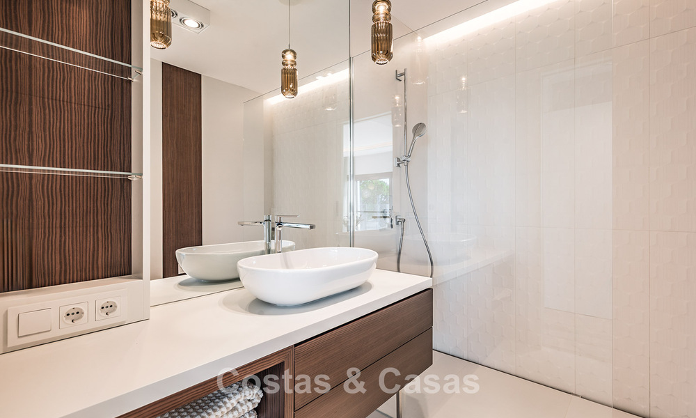 Espaciosa villa con vistas al mar y alojamiento de invitados independiente en venta en El Madroñal en Benahavís, Marbella 786451