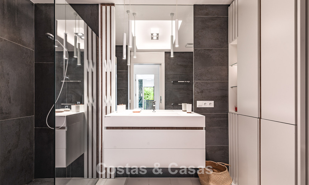 Espaciosa villa con vistas al mar y alojamiento de invitados independiente en venta en El Madroñal en Benahavís, Marbella 786453