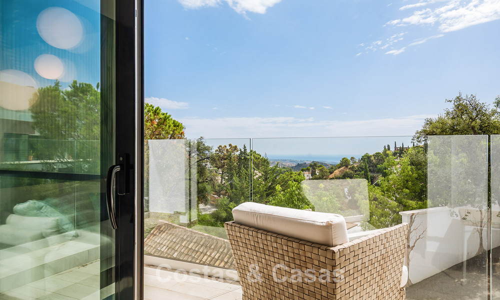 Espaciosa villa con vistas al mar y alojamiento de invitados independiente en venta en El Madroñal en Benahavís, Marbella 786455