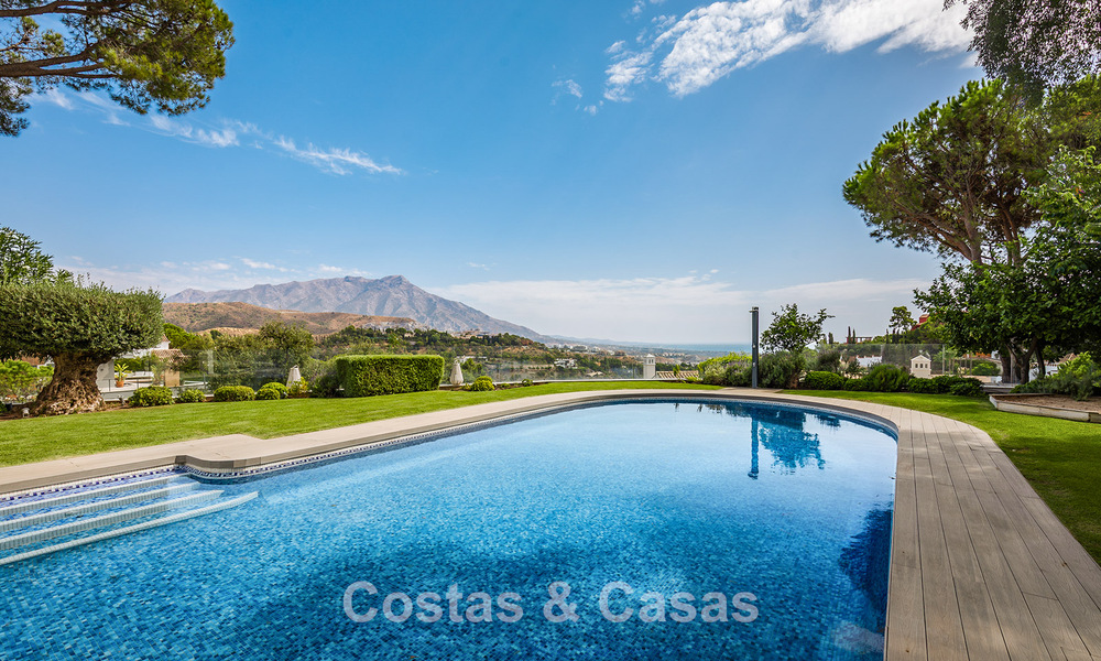 Espaciosa villa con vistas al mar y alojamiento de invitados independiente en venta en El Madroñal en Benahavís, Marbella 786462