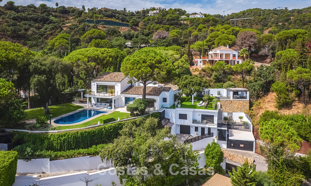 Espaciosa villa con vistas al mar y alojamiento de invitados independiente en venta en El Madroñal en Benahavís, Marbella 786464