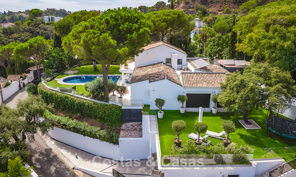 Espaciosa villa con vistas al mar y alojamiento de invitados independiente en venta en El Madroñal en Benahavís, Marbella 786465